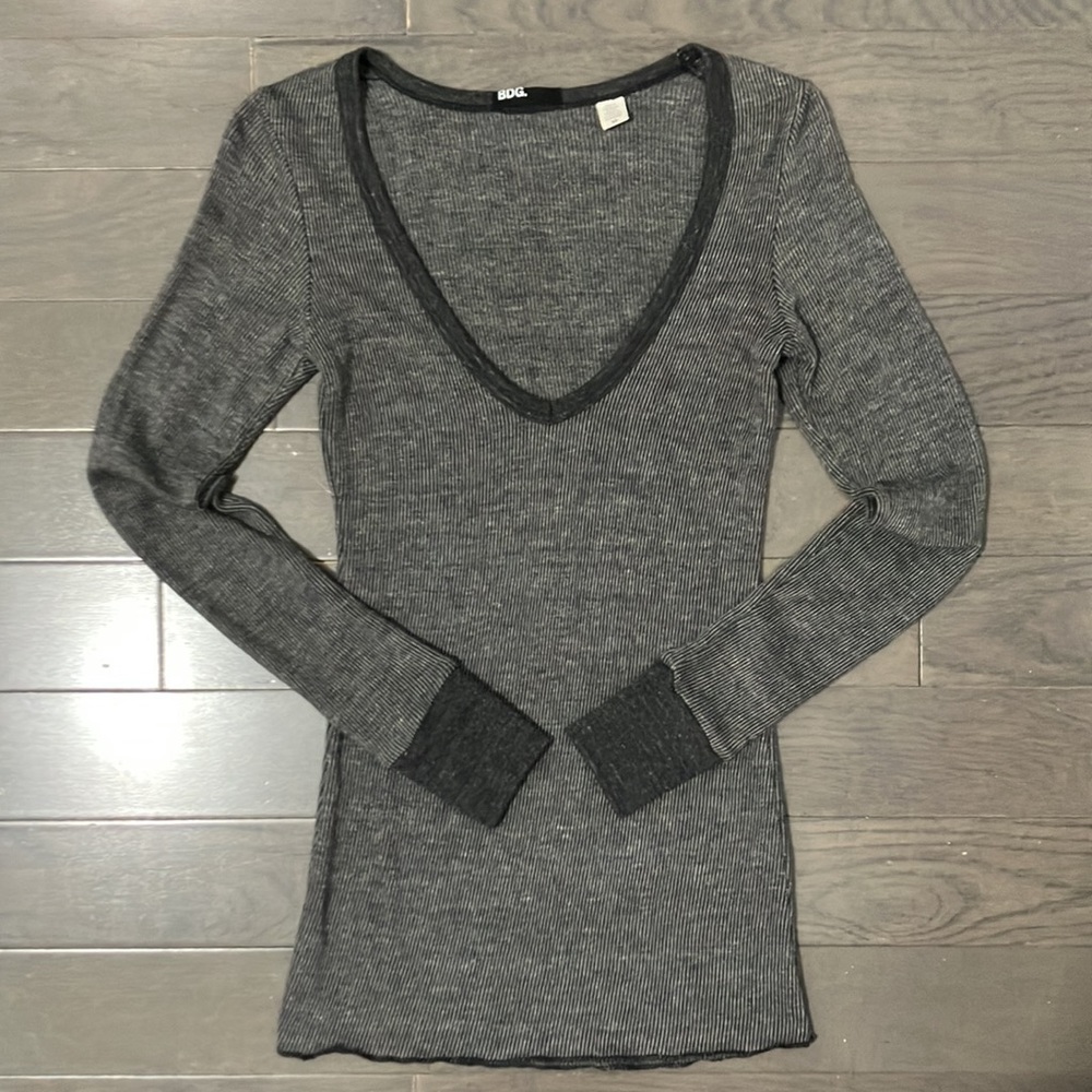 BDG Urban Outfitters Long Sleeve V-Neck Shirt Size XS